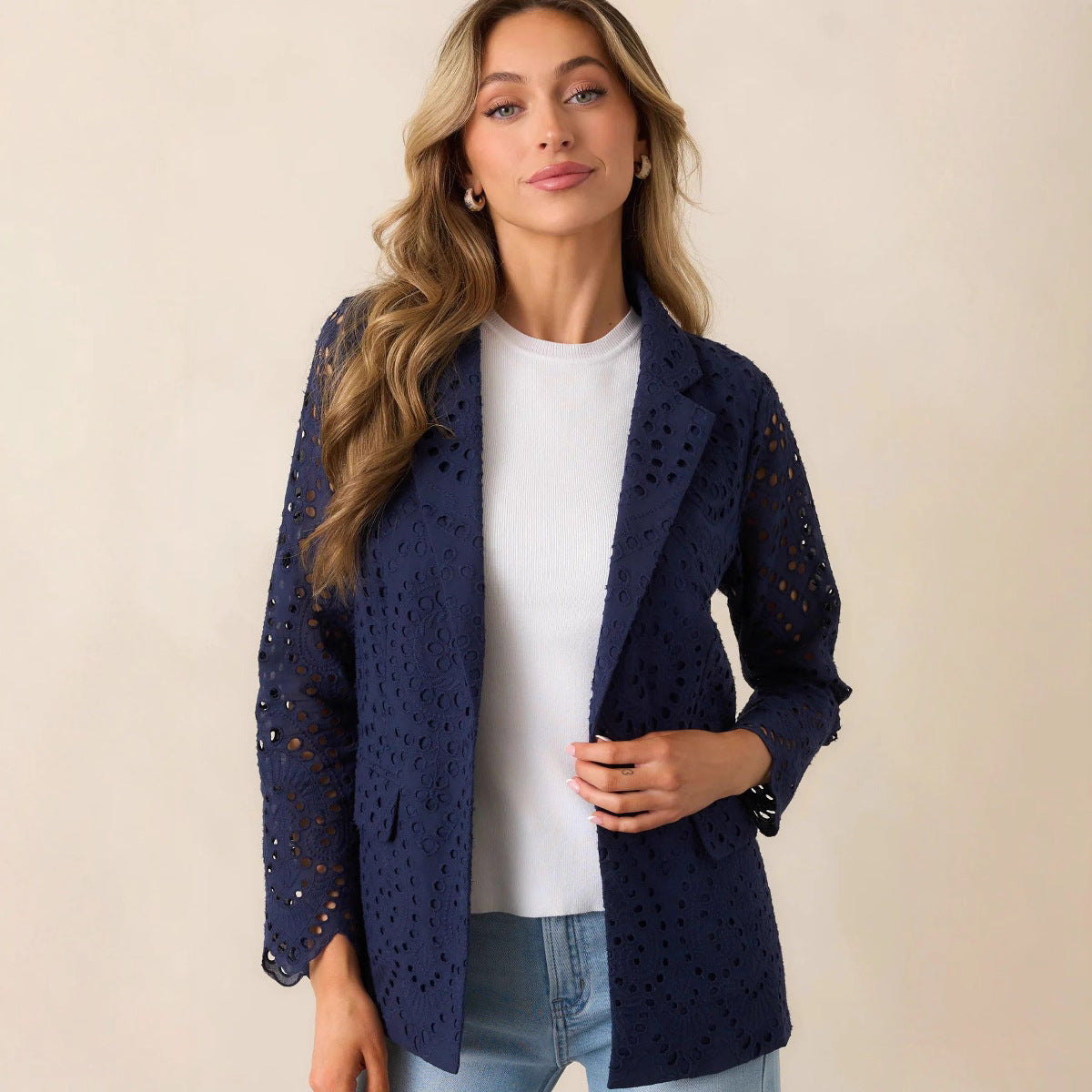 veste cintrée à fausses poches et découpes pour femme