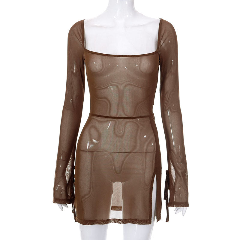 Robe courte à manches longues et col carré