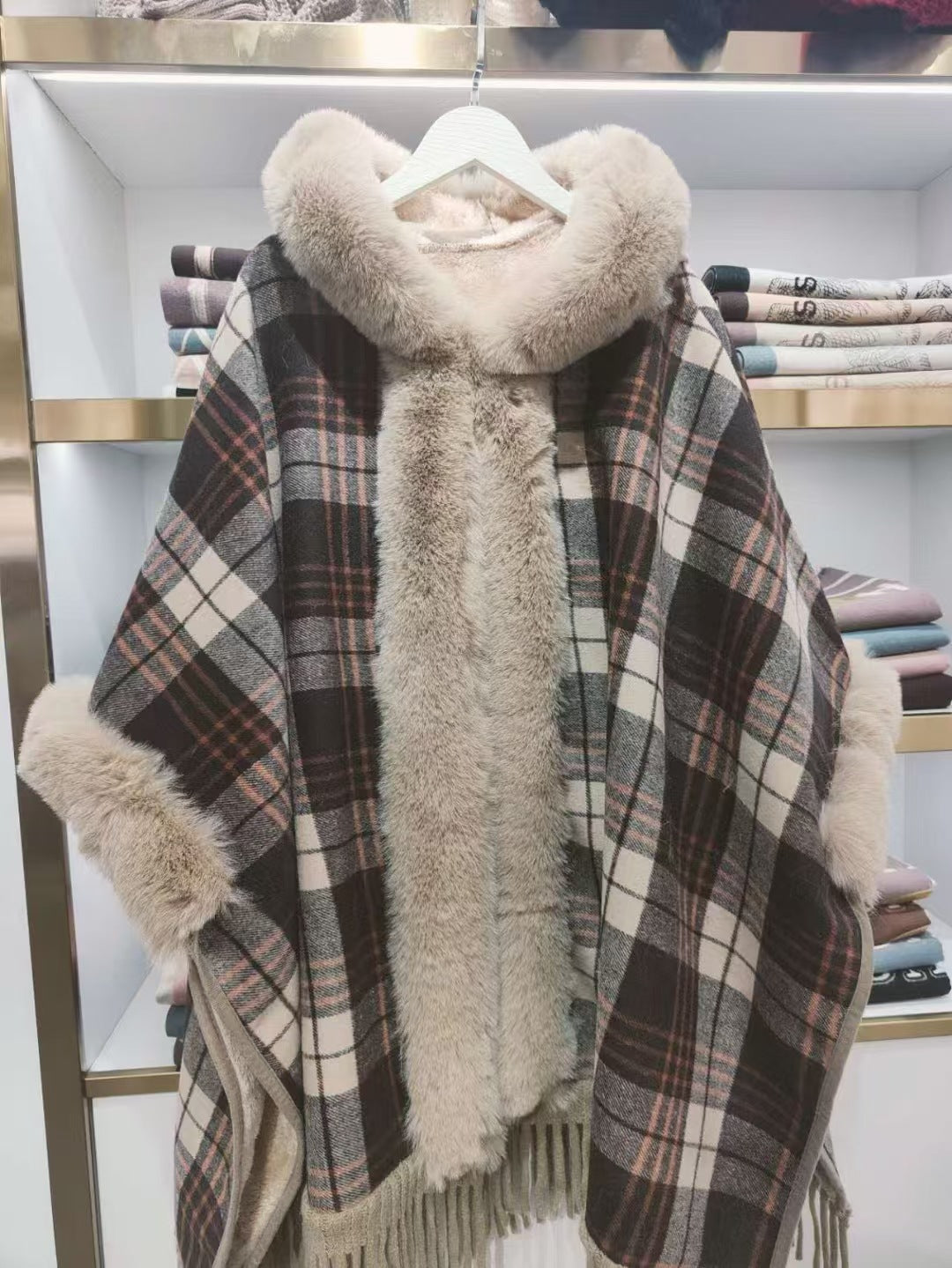 Nouvelle cape automne-hiver ornée d'un motif à carreaux